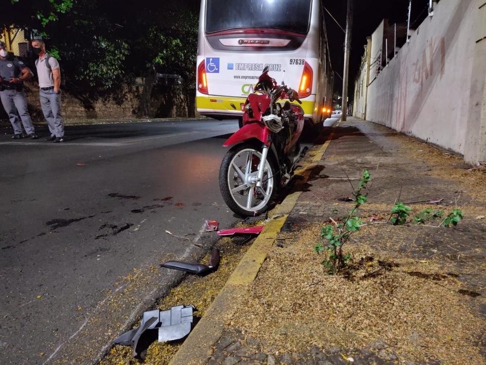 Foto 6 de 8 — Morre jovem em acidente entre ônibus e moto no centro de Araraquara